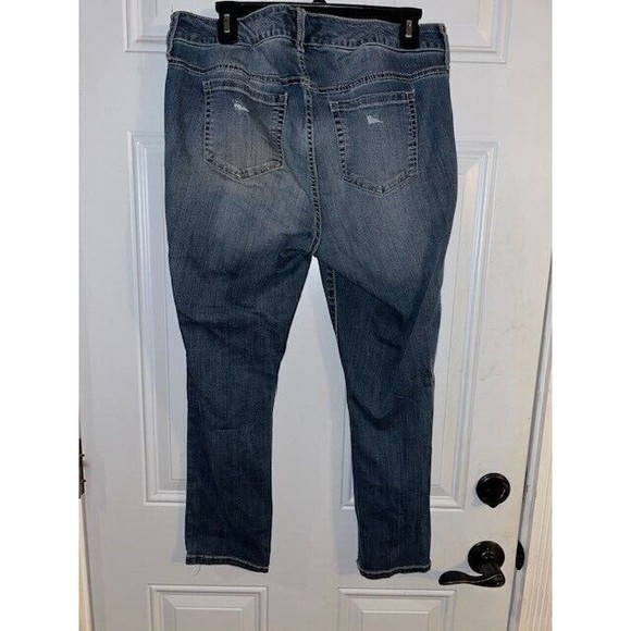 Torrid Jeans Womens Size 16 Premium Distressed Medium Wash Stretch Mid Rise EUC - Picture 2 of 10